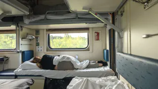 Битва за нижнюю полку, замороженные булки и носки над головой: как журналист ехала в плацкарте за 3200 рублей