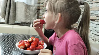 Эти 2 действия с клубникой перед едой - обязательны: как полностью смыть химию и личинки вредителей