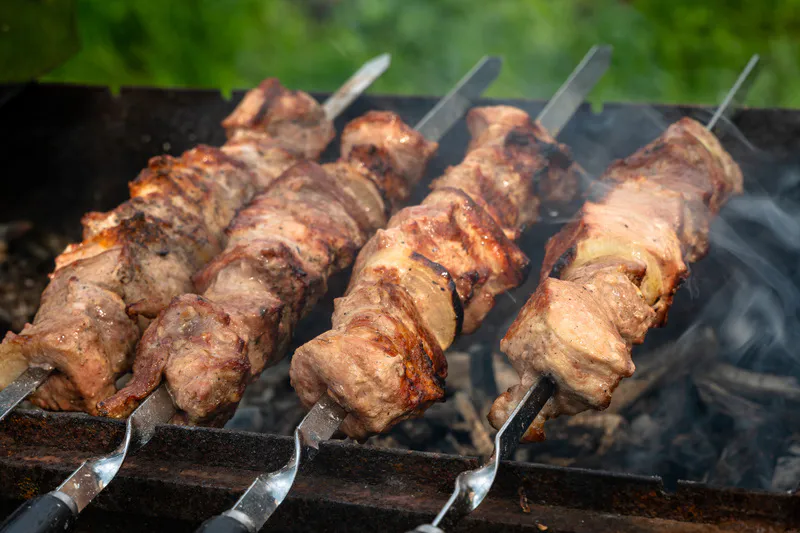 И для шашлыка, и на сковороду: кавказский маринад для мяса — всего один секретный ингредиент
