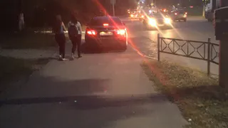 Фото-факт: автохам проехал по тротуару и чуть не сбил пешеходов