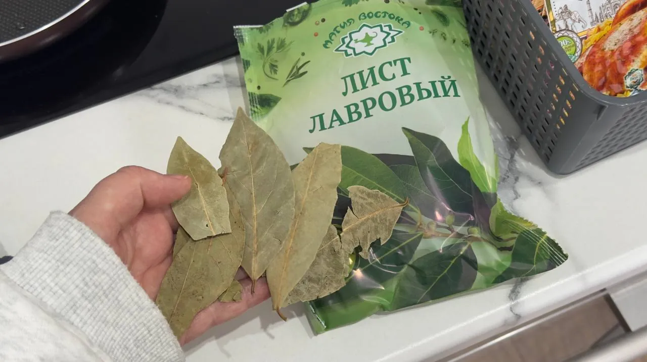 Кладу сухую лаврушку в банку с мукой и рисом: незаменимый лайфхак, который решит проблему кухонной мошки