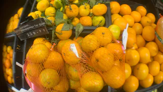 Мандариновые корки заливаю уксусом — и всю зиму радуюсь своей хитрости: гениальный лайфхак для хозяек