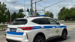 Большой грузовик врезался в забор