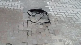 В центре Рязани около торгового центра провалилась плитка
