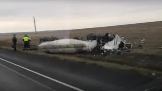 Под Рязанью фура улетела в кювет и развалилась на части