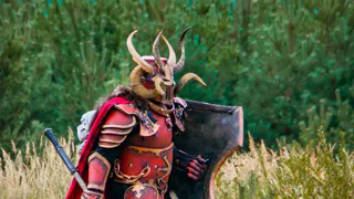 Чудовищные бойцы из игры Warhammer бродят по городу