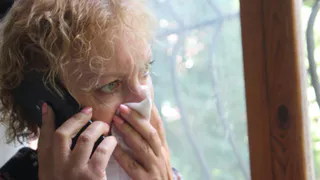 "Глаза слезятся, дышать невозможно" - жители Дашково-Песочни в панике из-за едкого запаха