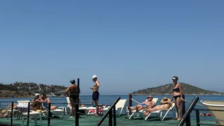 Почему русские туристы предпочитают плавать в море, а иностранные гости - нежатся у бассейна?