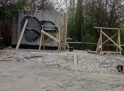 Во время ремонта: в Гусь-Железном разрушили памятник воинам, павшим в Великой Отечественной войне