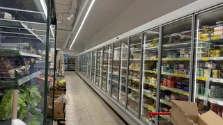 Зашел в литовский магазин — посмотреть на хлеб по 500р и яйца по 7 евро, но увидел совсем другие цены. Показываю, сколько стоят продукты