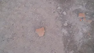 в центре Рязани штукатурка с дома валится на тротуар