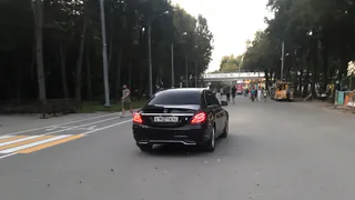 Горожане возмутились поведением водителя чёрного «Мерседеса»: мужчина ехал по пешеходной зоне