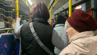 «Высаживают раньше и не заводят»: рязанцы жалуются на хаос на конечной Новосёлов, 60