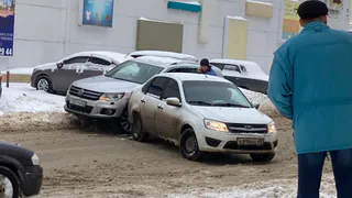 Перегородили проезд: на Новаторов произошло ДТП