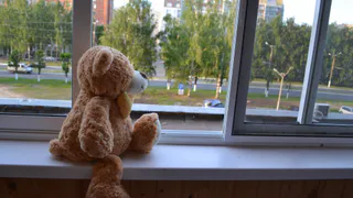 В Рязани с балкона выпала трехлетняя девочка
