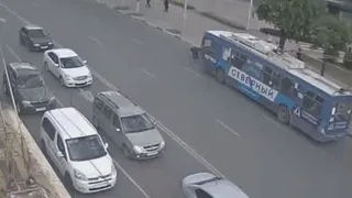 Видео. В центре Рязани троллейбус сбил пешехода