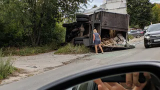 Трагедия дня: в Рязани перевернулся грузовик с пивом