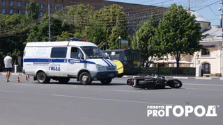 На площади Ленина столкнулись мотоцикл и фургон