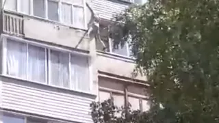 Очевидцы засняли на видео упавшего из окна на улице Интернациональной 40-летнего мужчину