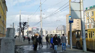 «С остатками неубранного снега лежит мусор: окурки и пакеты»: горожане жалуются на грязные тротуары в центре Рязани