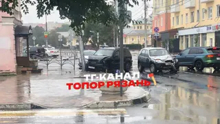 Машина вылетела на тротуар и впечаталась в столб: серьёзная авария случилась в центре Рязани