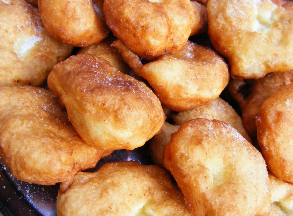 Беру 1 стакан кефира — и гора моментальных пирожков к чаю готова: такие вкусные, что домашние уплетают их за 1 минуту