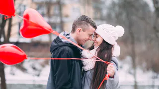 Наручники и сорочка: какие подарки принято дарить влюблённым на Новый год