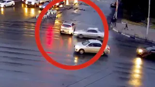 В центре Рязани столкнулись две иномарки - появилось видео ДТП