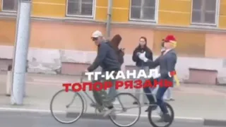 «Дональд Трамп» прокатился на велосипеде по Рязани