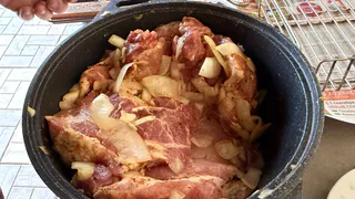 Зачем повара всегда бросают кубик льда в кастрюлю со старым мясом: хитрый трюк, который сокращает время варки в 3 раза