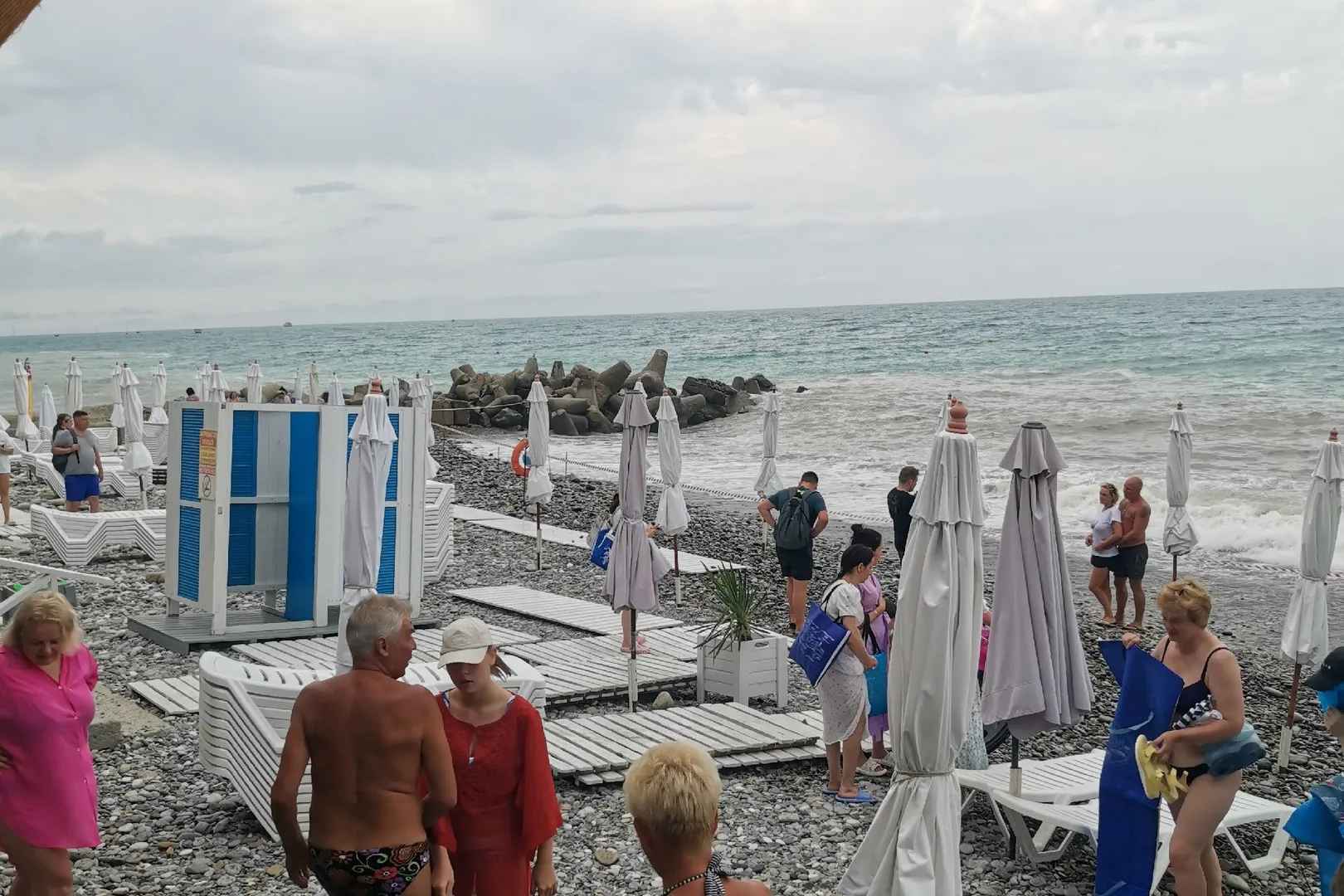 «Нам ничего не помогает!»: туристы в Геленджике и Анапе массово жалуются на новую напасть. Отдых окончательно испорчен