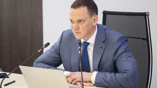 Рязанцы подходят к губернатору на улице, чтобы узнать, почему Кальное сидит без света