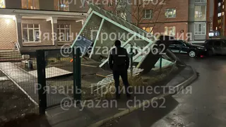 В детском саду Рязани сильный ветер повалил веранду 