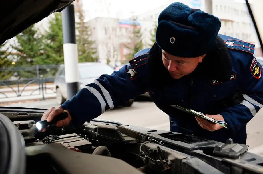 Если найдут это под капотом с 19 апреля – оставят без права: водителей ждет неожиданный сюрприз