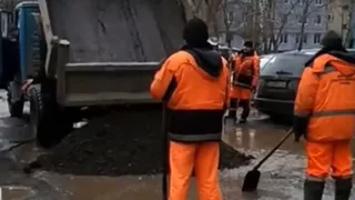 "И так сойдет..." В Рязани асфальт кладут прямо в лужи