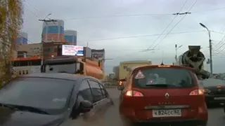 Возле "Глобуса" водитель на Geely попытался обогнать бензовоз, но что-то пошло не так