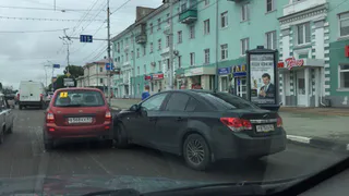 ДТП в центре города - столкнулись Лада Калина и Шевроле