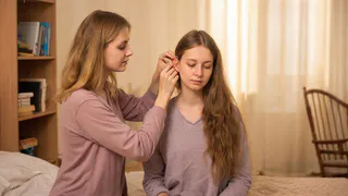 Хватит жрать печеньки. Нажмите на эту точку на ухе - и голод отключится