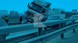 Фура Volvo смяла легковую Toyota в ДТП у Солотчинского моста