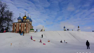 Сотрудники Рязанского Кремля обеспокоены – зимние катания на валу разрушают историческую достопримечательность