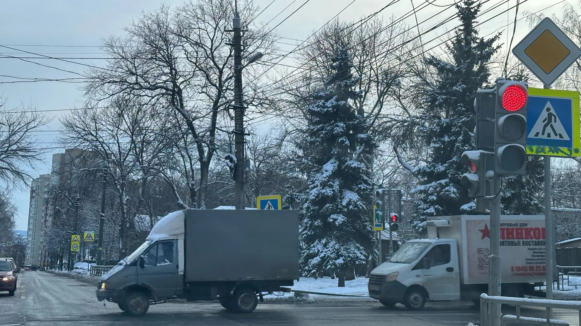 Верховный суд поставил точку: можно ли идти на обгон через сплошную линию - как действовать, если по трассе плетется трактор