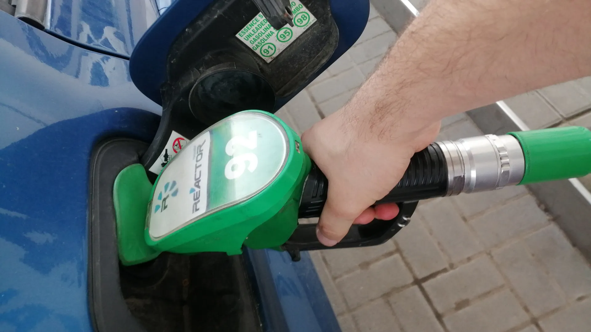 Почему хитрые водители не заправляют авто на 1000 рублей - дело в одном подвохе