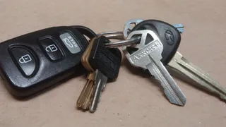 Вот зачем водители стали заворачивать ключи от автомобиля в фольгу - есть веская причина