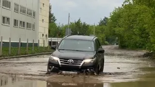 “Нужно знать брод”: рязанка жалуется на плачевное состояние дороги на Прижелезнодорожной