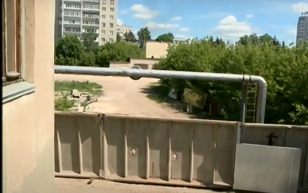Не поделили дорогу: на Крупской жители перегородили въезд в промзону
