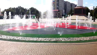 Иллюминация по выходным и праздникам: у Дворца торжеств запустили фонтан