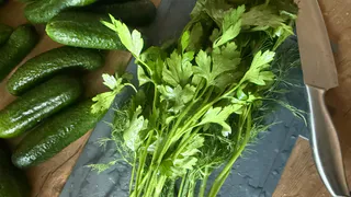 Гости не верят, что салат из огурцов может так удивить: легкий и вкусный - вся фишка в заправке