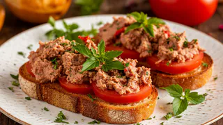 Три продукта на тёрку — и сытная намазка на хлеб уже на столе: вкуснее любых каш и яичниц на завтрак