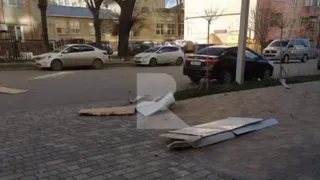 В центре Рязани с крыши падают листы металла из-за штормового ветра