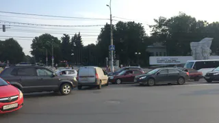 Первомайский проспект стоит из-за неработающего светофора